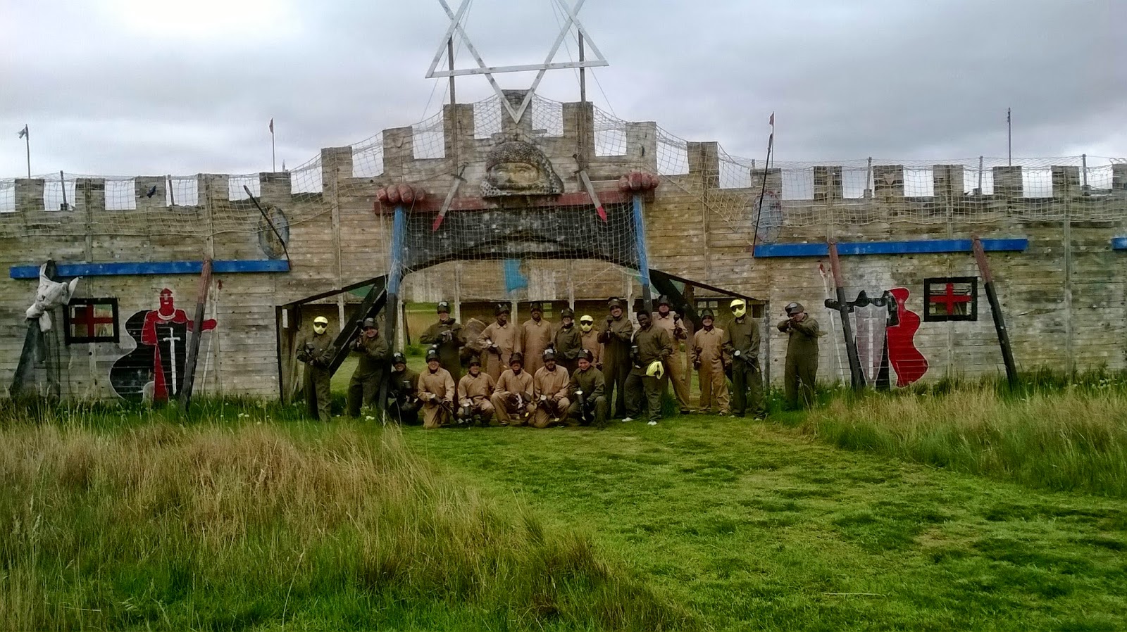 UN DIA ESTUPENDO, UN GRUPO ESTUPENDO EN UN CAMPO ESTUPENDO, PAINTBALL